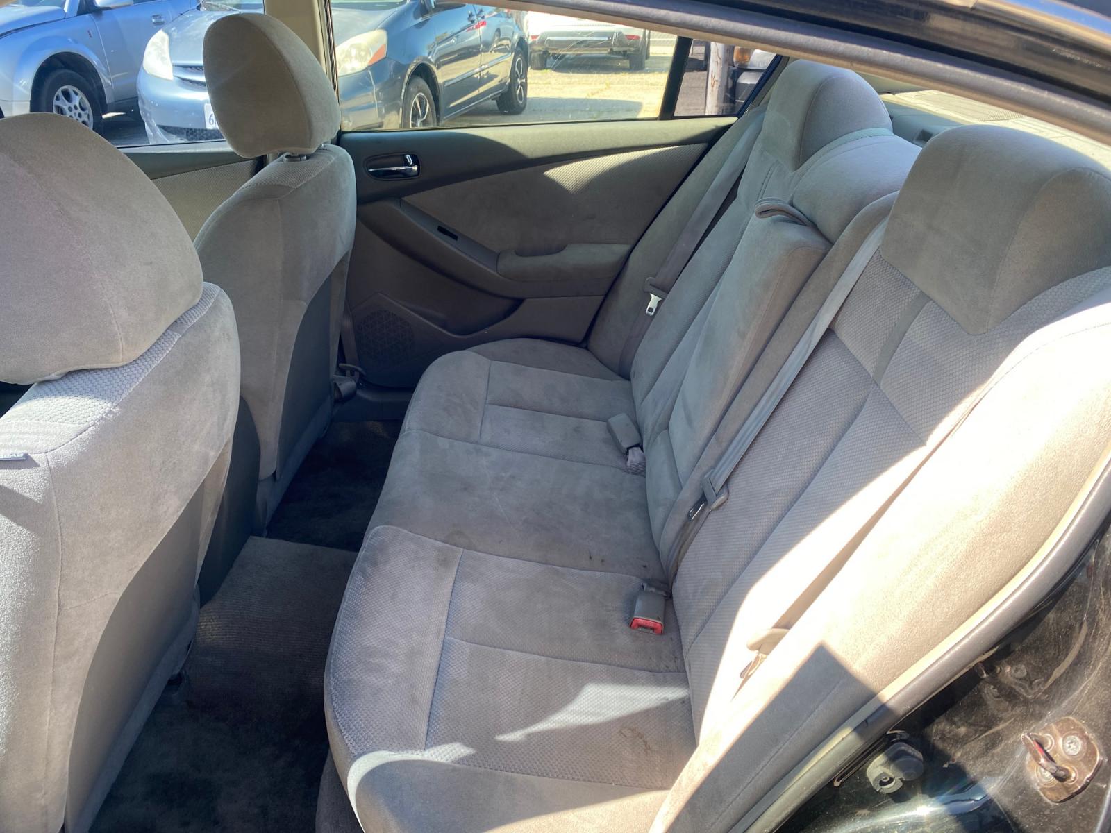 2009 Nissan Altima 2.5 (1N4AL21E79C) with an 2.5L L4 DOHC 16V engine, 6-Speed Manual Overdrive transmission, located at 44356 Date Ave., Lancaster, CA, 93534, (661) 945-6555, 34.688919, -118.139374 - Photo #4